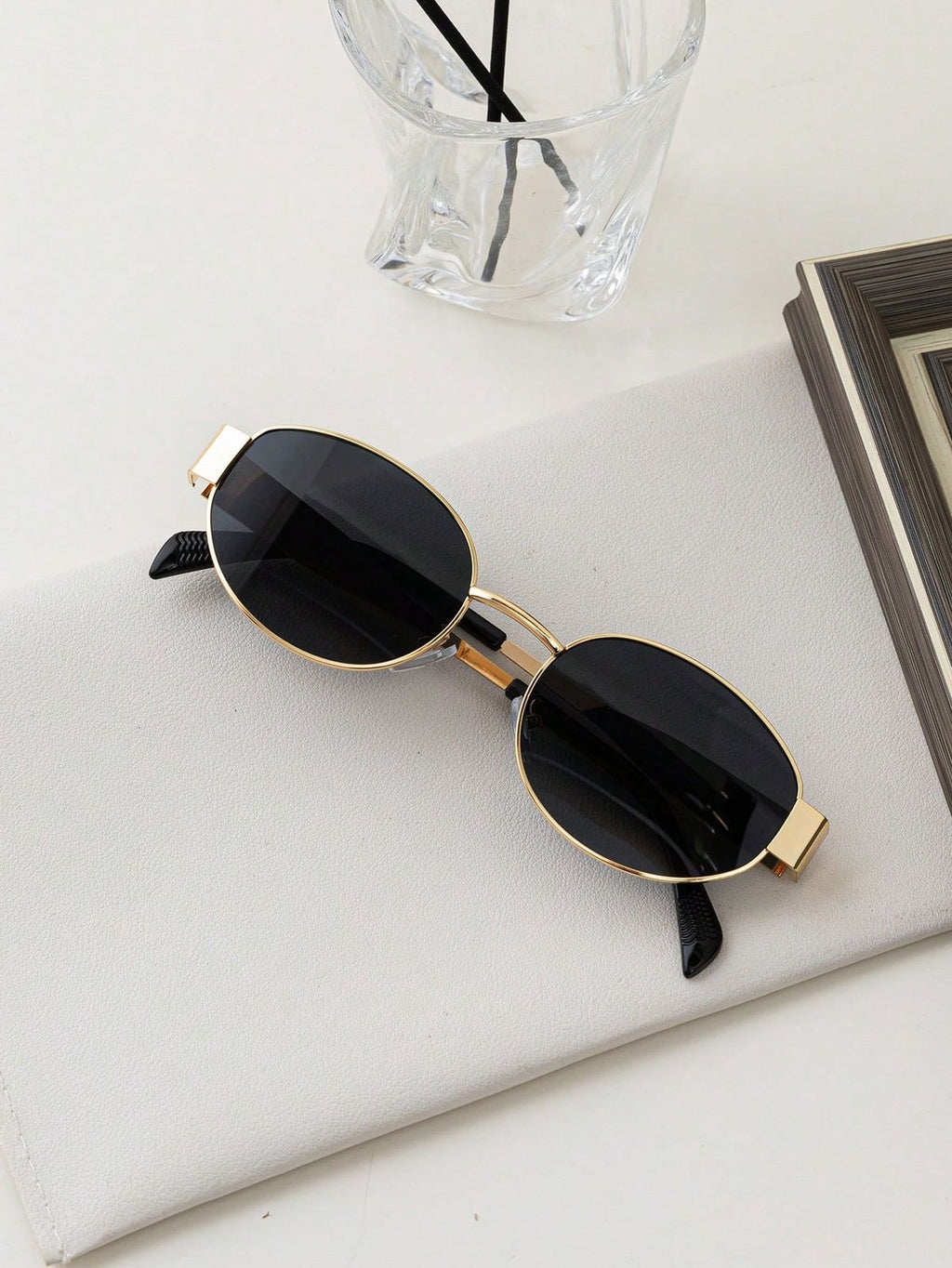 A LUINS Retro Designer Oval Metal