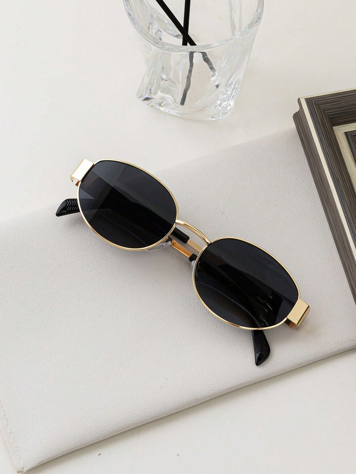 A LUINS Retro Designer Oval Metal